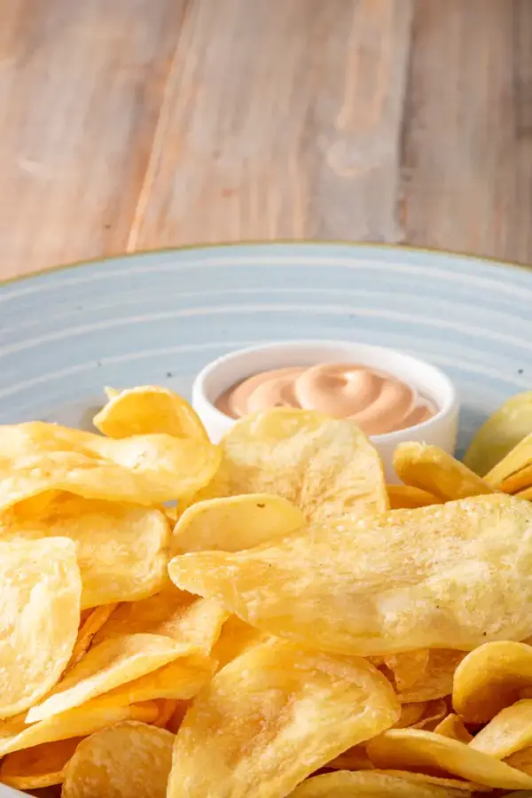 Chipsuri de casă cu sosul casei