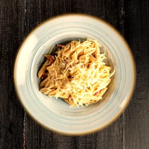 Chipsuri de casă cu mozzarella, cheddar și sosul casei