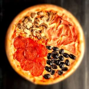 Chipsuri de casă cu mozzarella, cheddar și sosul casei