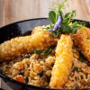Orez prăjit cu creveți tempura