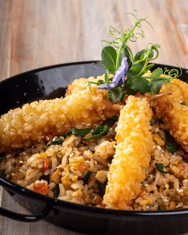 Orez prăjit cu creveți tempura