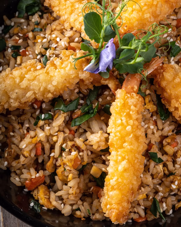 Orez prăjit cu creveți tempura