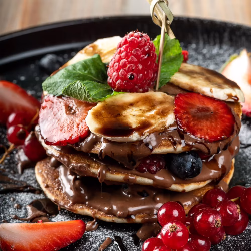 Pancake cu nutella fructe de pădure și banane