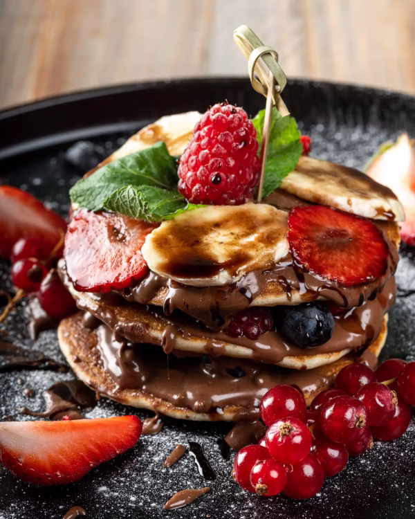 Pancake cu nutella fructe de pădure și banane