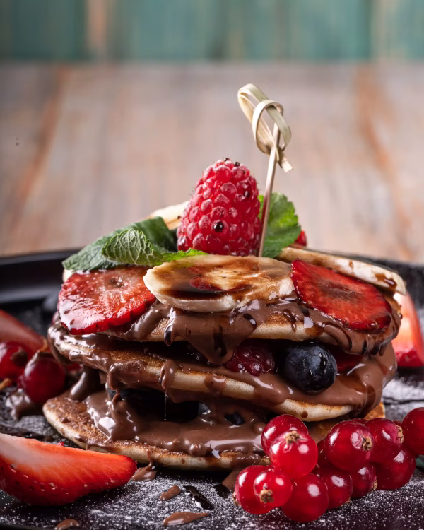 Pancake cu nutella fructe de pădure și banane
