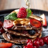 Pancake cu nutella fructe de pădure și banane
