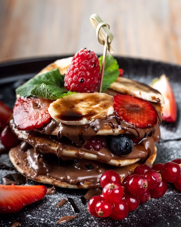 Pancake cu nutella fructe de pădure și banane