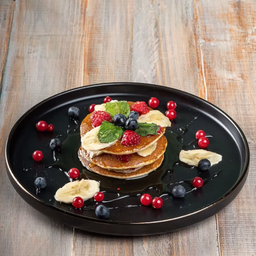 Pancake cu miere, fructe de pădure și banane