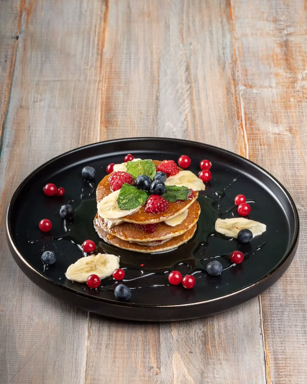 Pancake cu miere, fructe de pădure și banane
