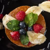 Pancake cu miere, fructe de pădure și banane