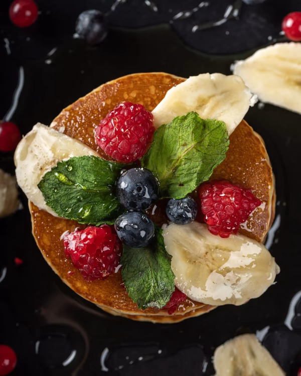 Pancake cu miere, fructe de pădure și banane