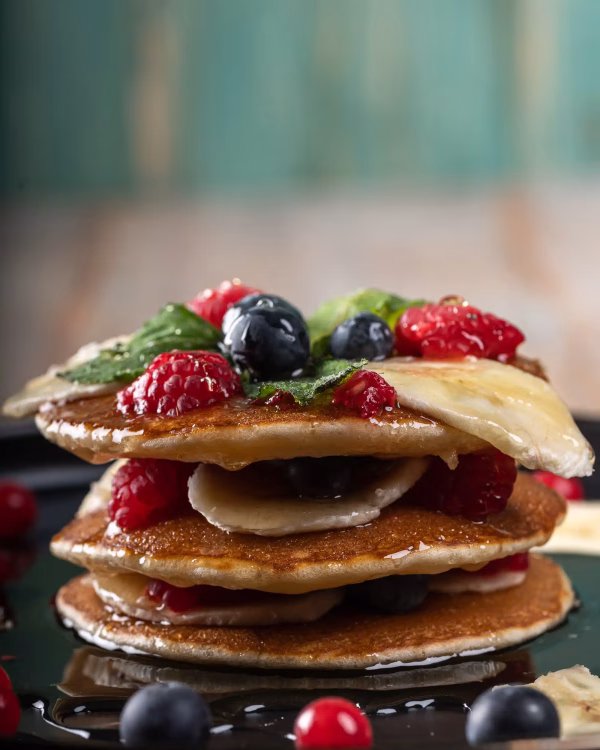 Pancake cu miere, fructe de pădure și banane