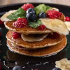 Pancake cu miere, fructe de pădure și banane