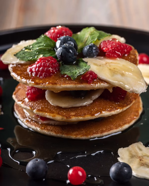 Pancake cu miere, fructe de pădure și banane