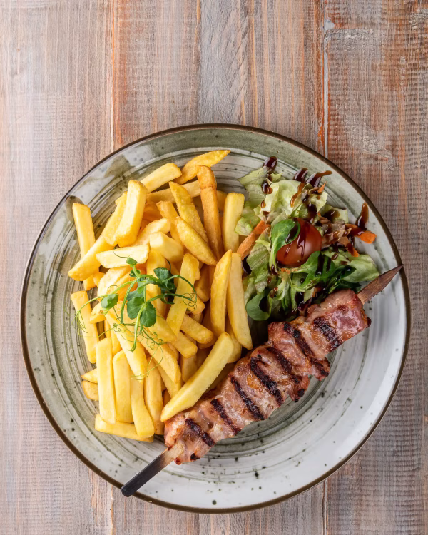 Frigărui din pulpă dezosată de pui + Ciorbă + Garnitură