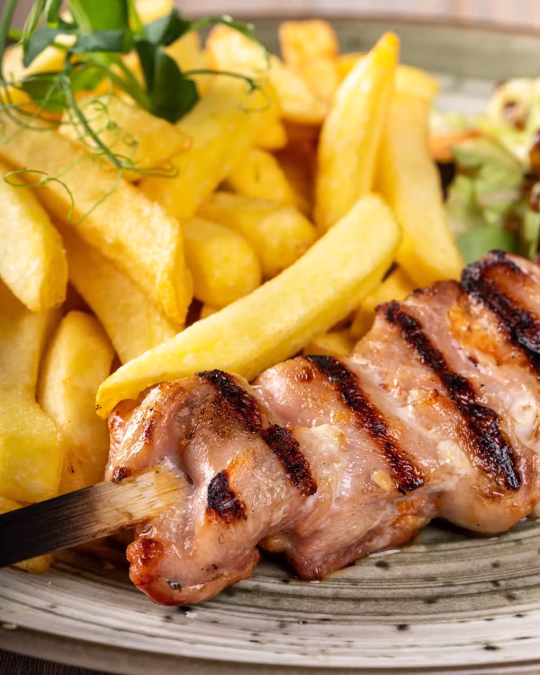 Frigărui din pulpă dezosată de pui + Ciorbă + Garnitură